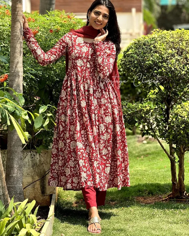 beautiful reyon suit set with detailing on neck and bandhej gold print dupatta it' s detailing and pattern (Copy) High-low unclassified dresses